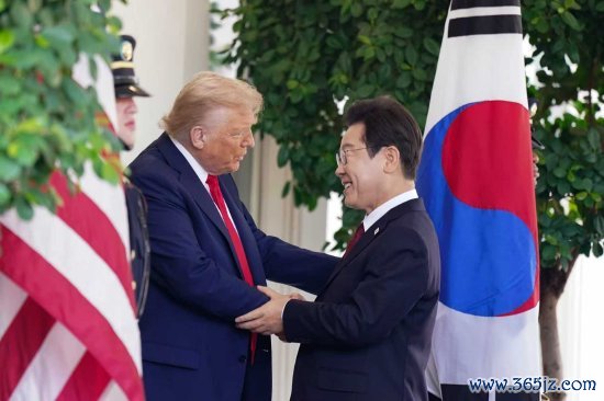 特朗普(图左)周一在华盛顿白宫西翼外理财韩国总统李在明。